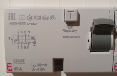 Fehlerstrom-Schutzschalter in einer Wohnung mit 30 mA Differenzstrombemessung