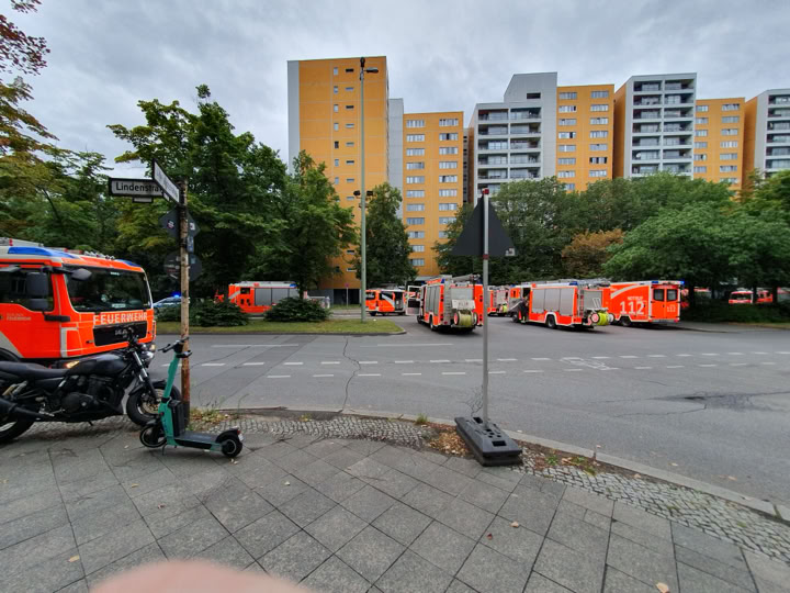 Feuerwehrfahrzeuge vor einer Hochhausanlage