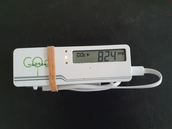 Das Bild zeigt die Kombination des sehr kleinen TFA AirCO2ntrol mini mit einem von der Größe gut passenden Akku.