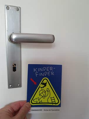 Anbringen des Kinderfinders an einer Kinderzimmertür