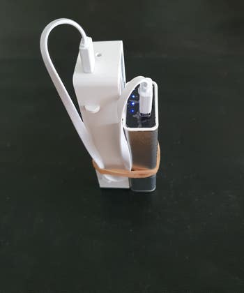 Das Bild zeigt die Kombination des sehr kleinen TFA AirCO2ntrol mini mit einem von der Größe gut passenden Akku.