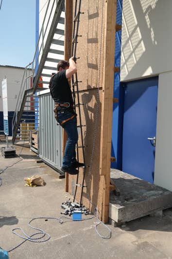 Absteigen auf einer Strickleiter an einer Wand auf der matchbox 2018 in Gelnhausen