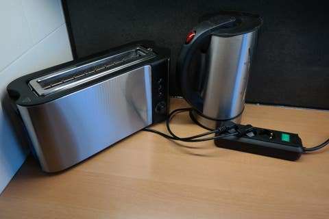 Toaster und Wasserkocher an einer zweipolig schaltbaren Mehrfachsteckdose mit einem weiteren freien Steckplatz