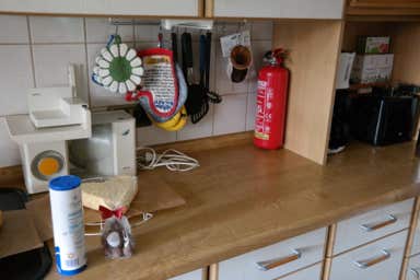 ABF 2 Liter Feuerlöscher griffbereit in der Küche